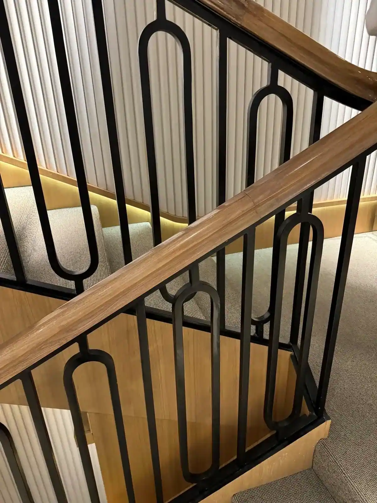 Ahşap küpeşteli, oval desenli siyah metal merdiven korkuluğu