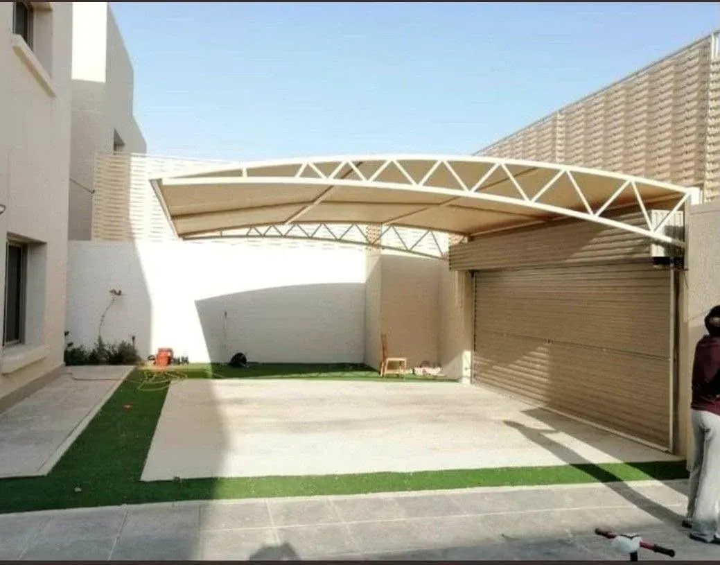 Avluda kemerli kafes kirişli, membran örtülü otopark gölgeliği